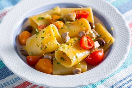 Pasta mit frischem Thunfisch und Kirschtomaten