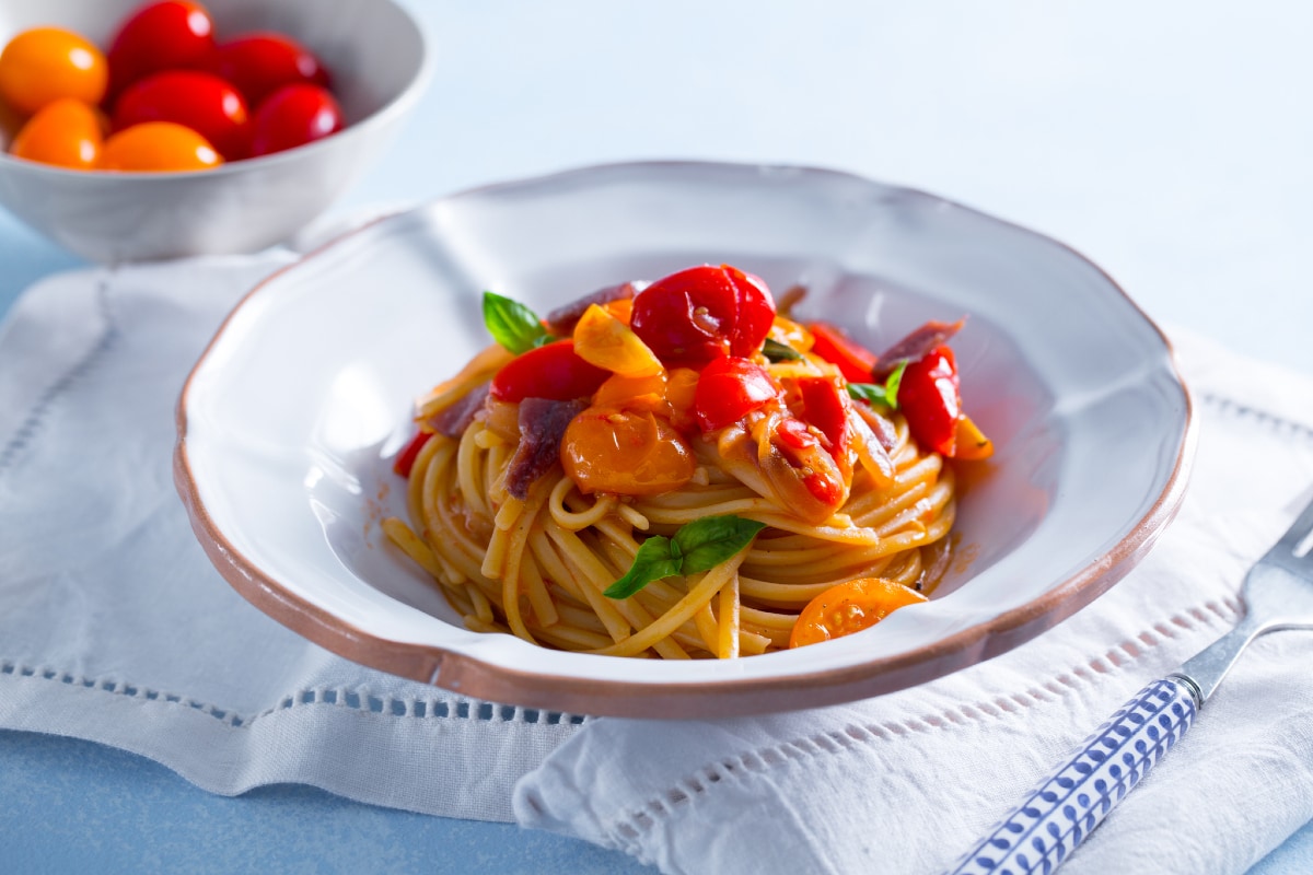 Pasta mit Kirschtomaten, Sardellen und Zwiebeln