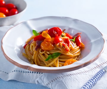 Pasta mit Kirschtomaten, Sardellen und Zwiebeln