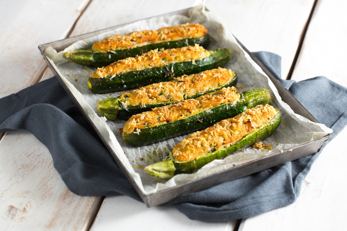 Mit Ricotta gefüllte Zucchini