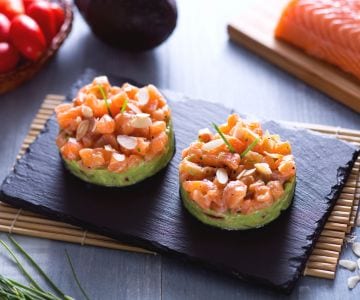 Lachstatar mit Avocadocreme und gerösteten Mandeln