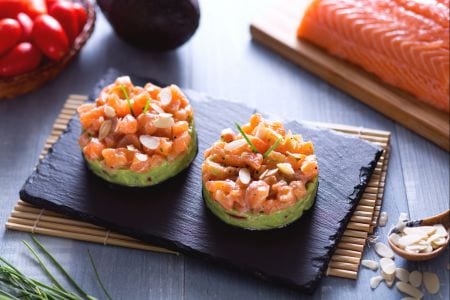 Lachstatar mit Avocadocreme und gerösteten Mandeln