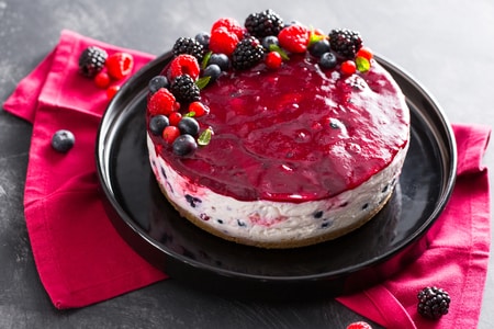 Käsekuchen mit Waldbeeren