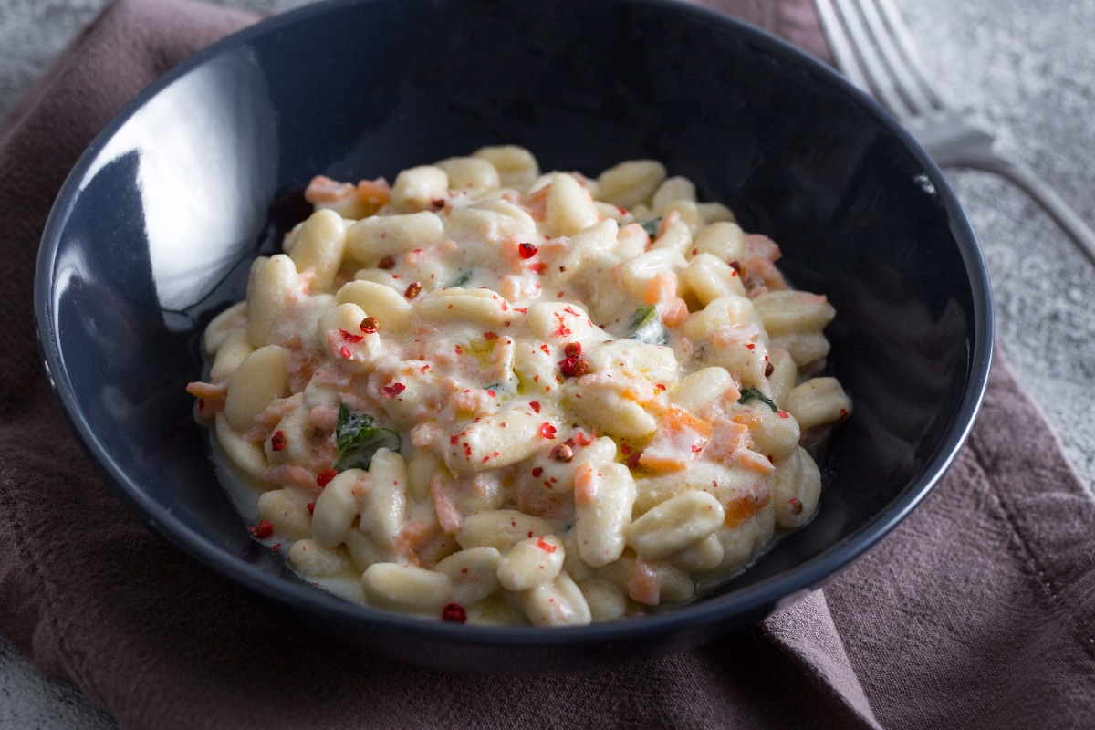 Pasta mit Burrata-Creme und geräuchertem Lachs