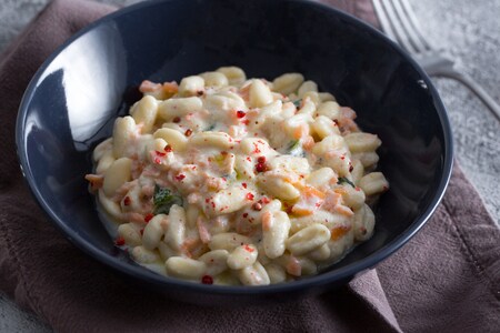 Pasta mit Burrata-Creme und geräuchertem Lachs