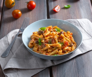 Kalter Pasta mit Ricotta und Kirschtomaten