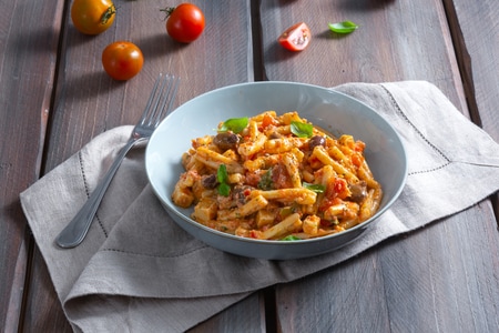 Kalter Pasta mit Ricotta und Kirschtomaten