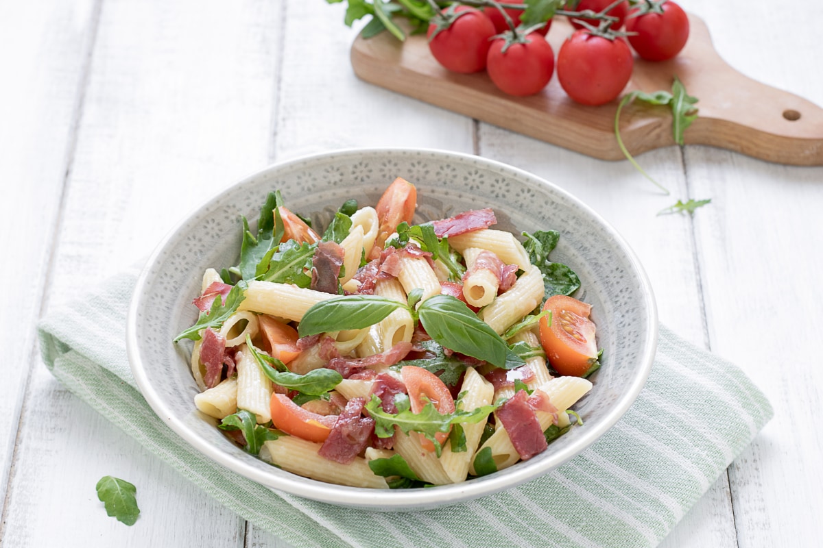 Pasta mit Stracchino, Bresaola und Kirschtomaten