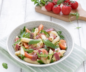 Pasta mit Stracchino, Bresaola und Kirschtomaten