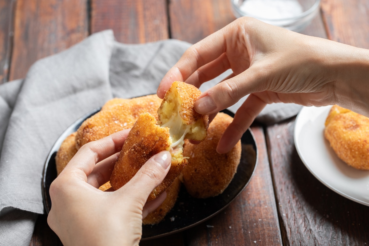 Kartoffelkroketten mit schmelzendem Mozzarella- und Schinkenherz