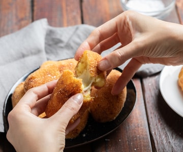 Kartoffelkroketten mit schmelzendem Mozzarella- und Schinkenherz