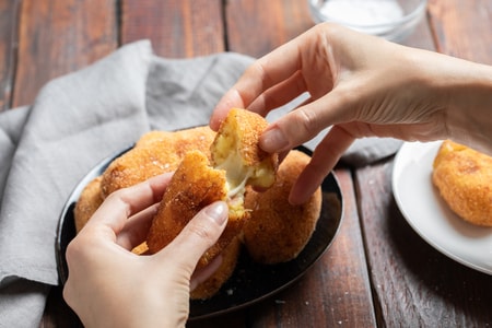 Kartoffelkroketten mit schmelzendem Mozzarella- und Schinkenherz