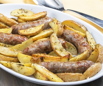 Wurst und Kartoffeln aus dem Ofen