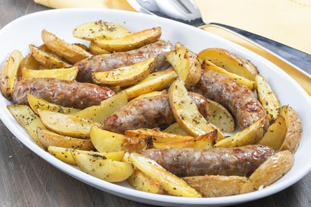 Wurst und Kartoffeln aus dem Ofen