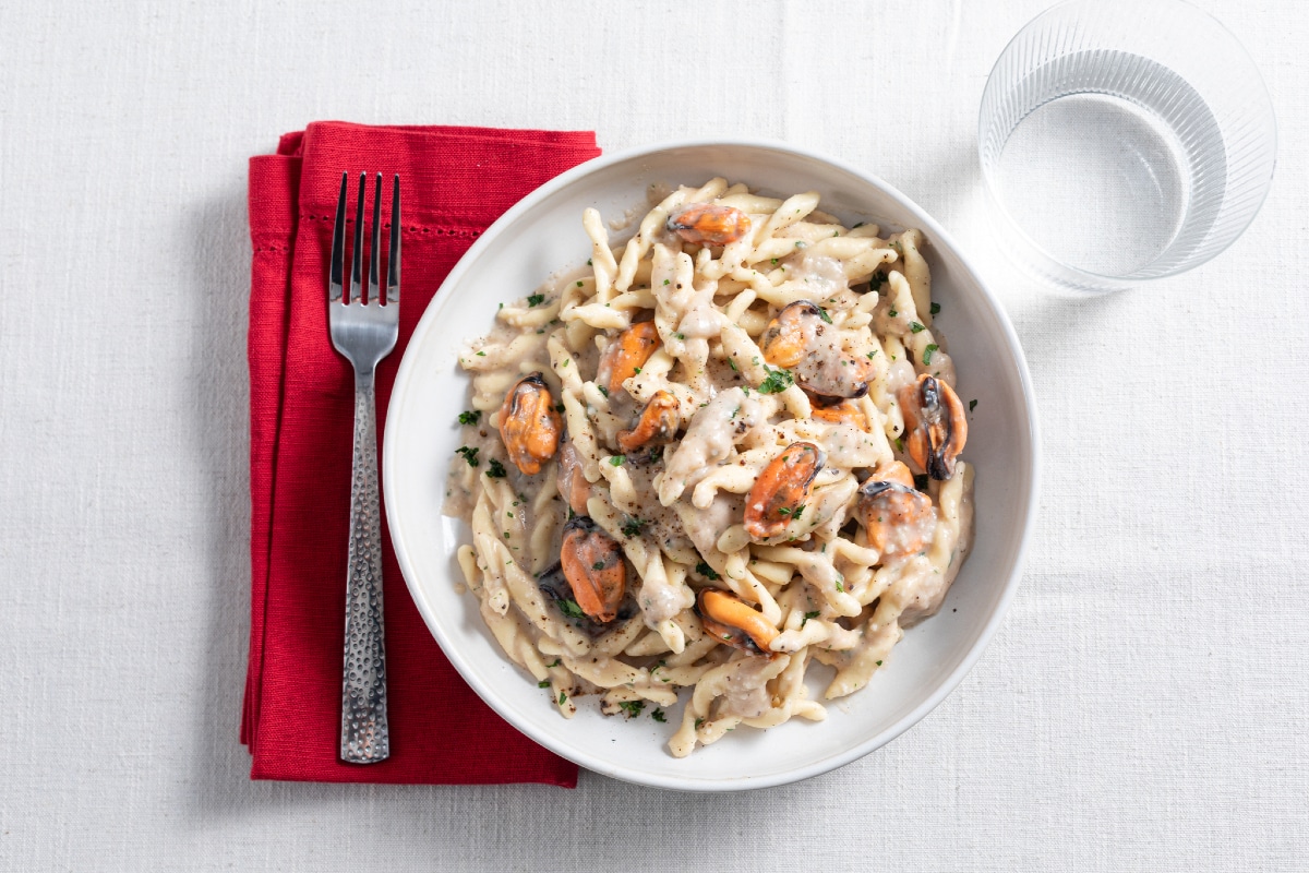 Strozzapreti mit Käse, Muscheln und Pfeffer