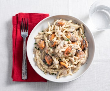 Strozzapreti mit Käse, Muscheln und Pfeffer