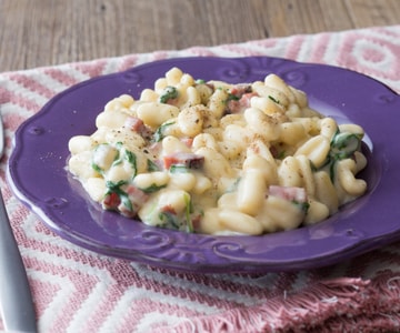 Cavatelli mit Speck, Kartoffelcreme und Rucola