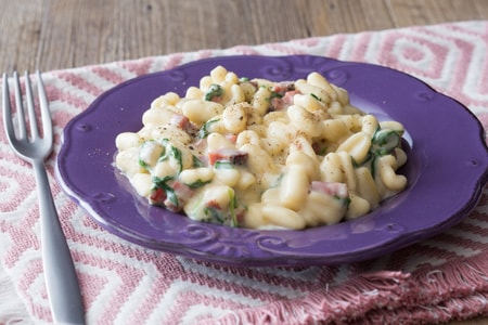 Cavatelli mit Speck, Kartoffelcreme und Rucola