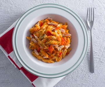 Pasta mit Paprikacreme, Caciotta und Thunfisch