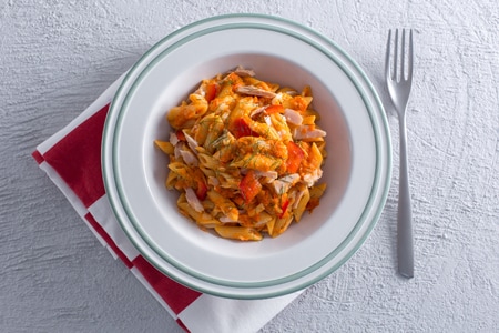 Pasta mit Paprikacreme, Caciotta und Thunfisch