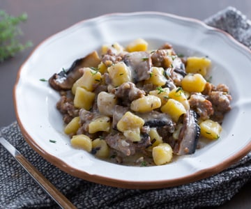 Gnocchi di Kartoffeln mit Taleggio, Pilzen und Wurst