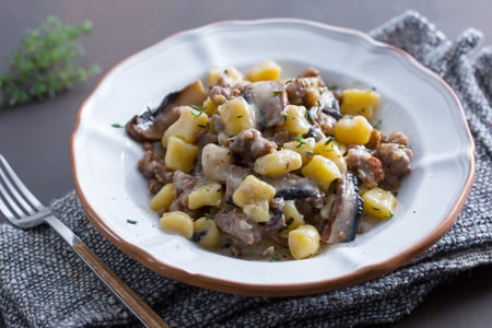 Gnocchi di Kartoffeln mit Taleggio, Pilzen und Wurst