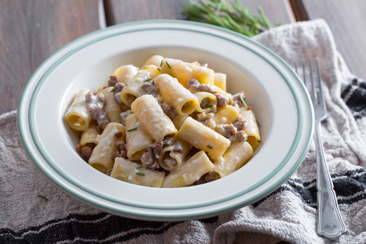 Pasta mit Wurst und Taleggio