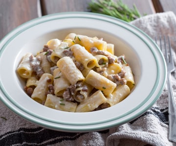 Pasta mit Wurst und Taleggio