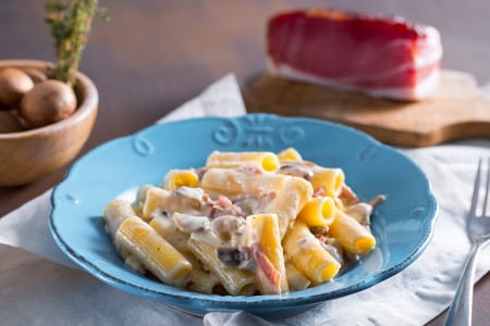 Cremige Pasta mit Pilzen, Speck und Brie