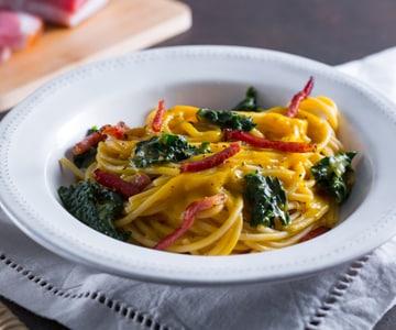 Pasta mit Kürbiscreme, Speck und Schwarzkohl