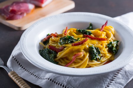 Pasta mit Kürbiscreme, Speck und Schwarzkohl