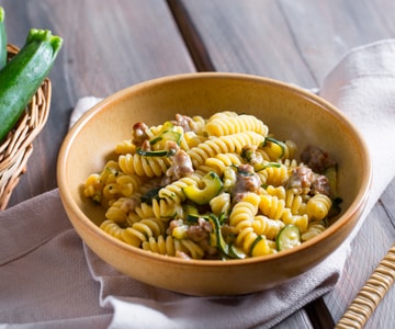 Pasta mit sautierten Zucchini und Salamella