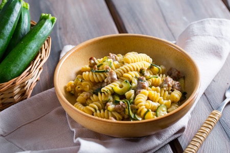 Pasta mit sautierten Zucchini und Salamella