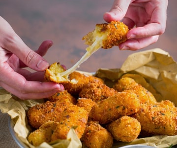 Kartoffelkroketten mit schmelzendem Kern