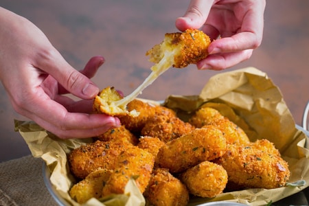 Kartoffelkroketten mit schmelzendem Kern