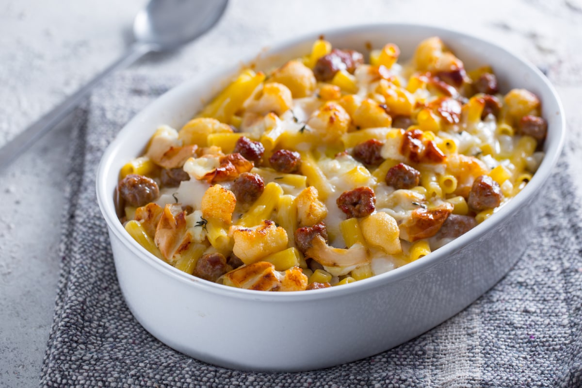 Gebackene Pasta mit Blumenkohl und Wurst