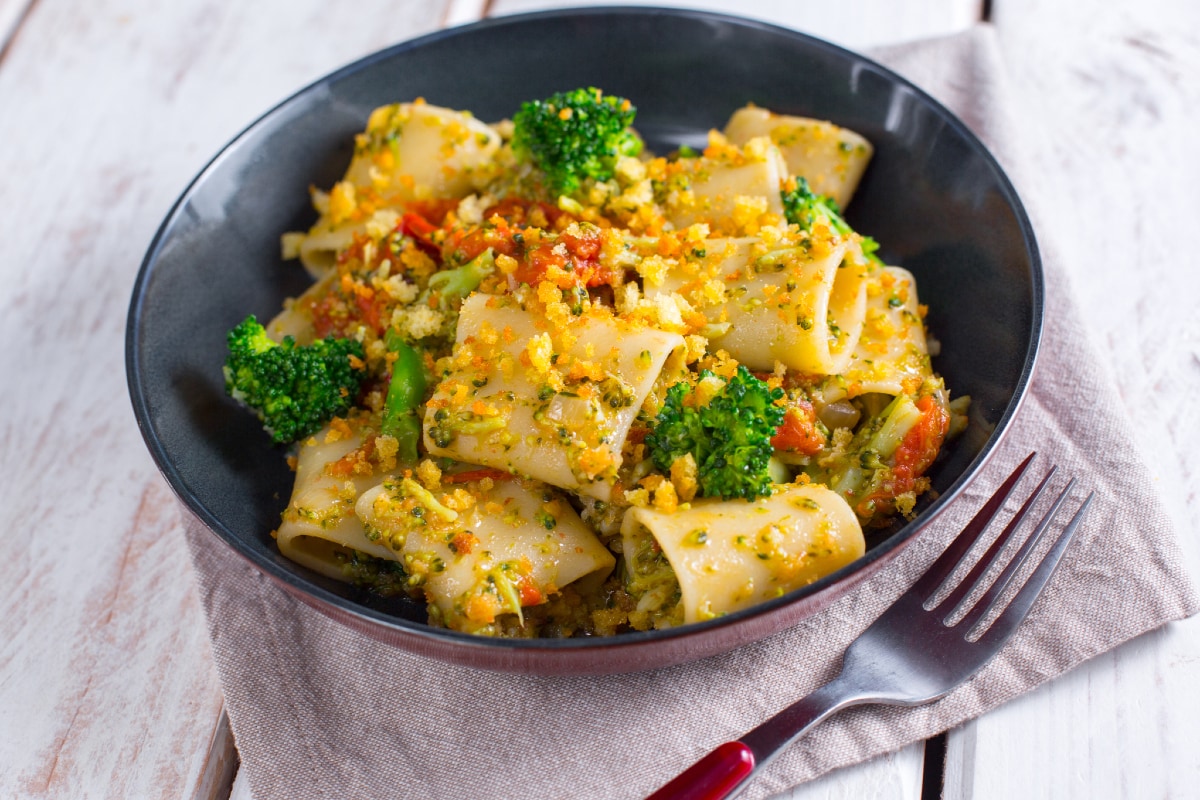 Pasta mit Brokkoli, Kirschtomaten und Brotkrumen