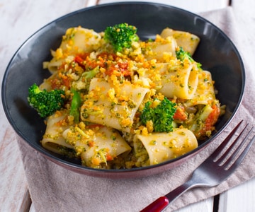 Pasta mit Brokkoli, Kirschtomaten und Brotkrumen