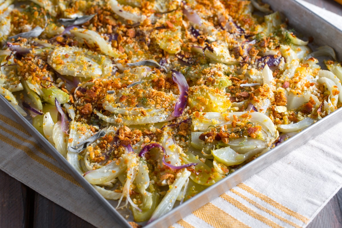 Fenchel im Ofen mit Kartoffeln und Zwiebeln