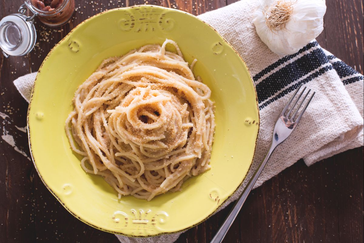 Spaghetti mit Sardellen und Semmelbrösel