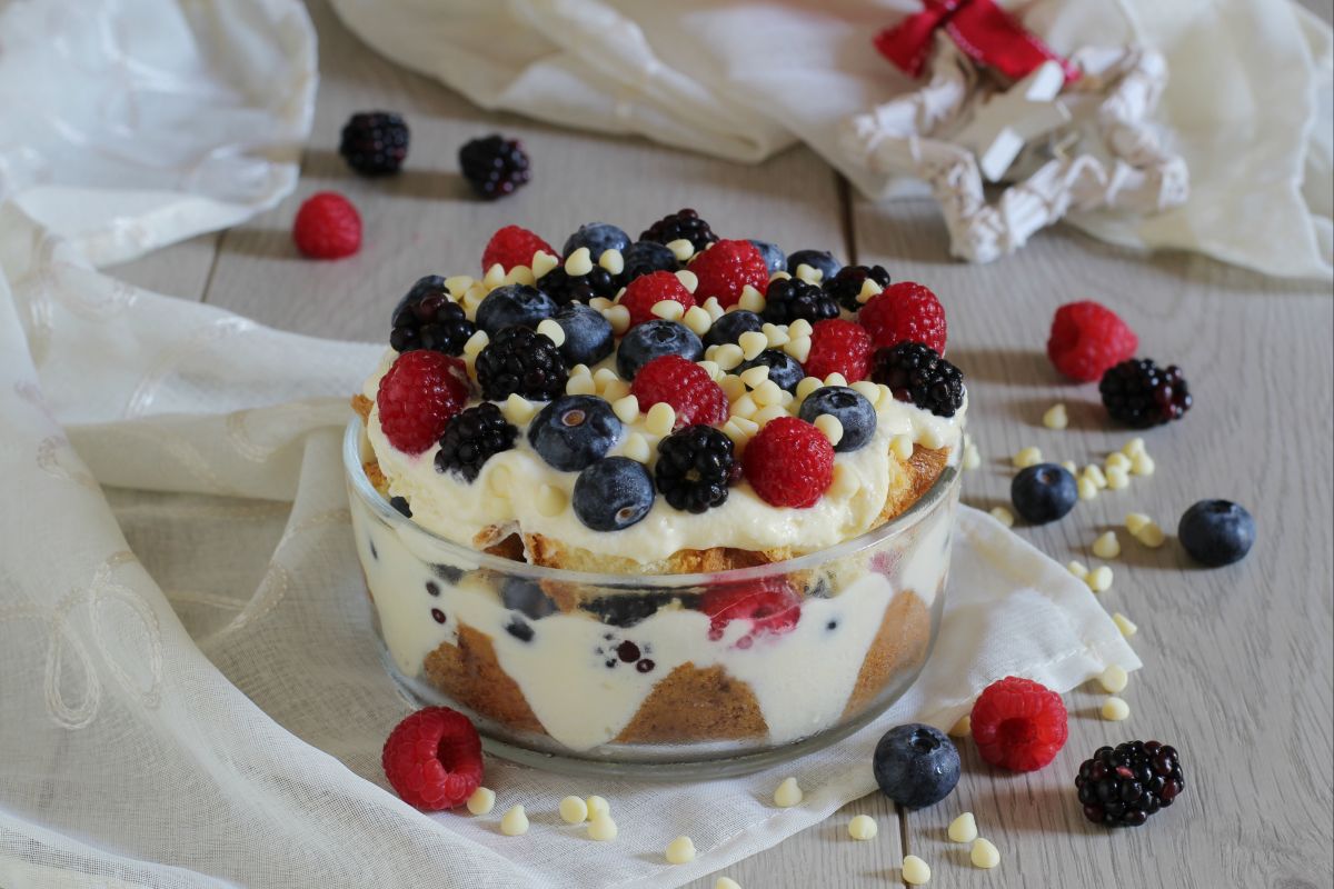 Pandoro-Tiramisu mit Waldbeeren