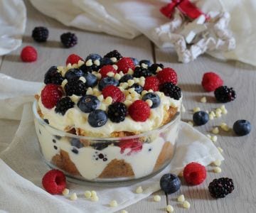 Pandoro-Tiramisu mit Waldbeeren