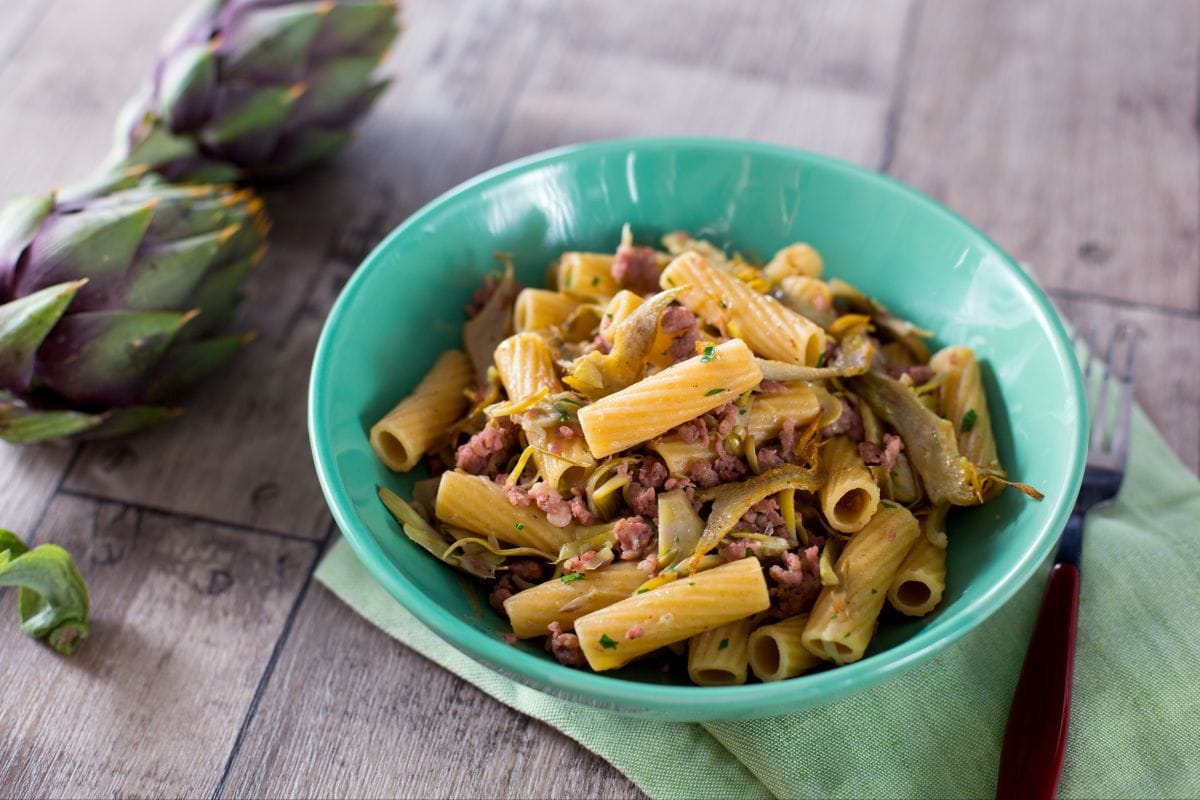 Pasta mit Artischocken und Wurst