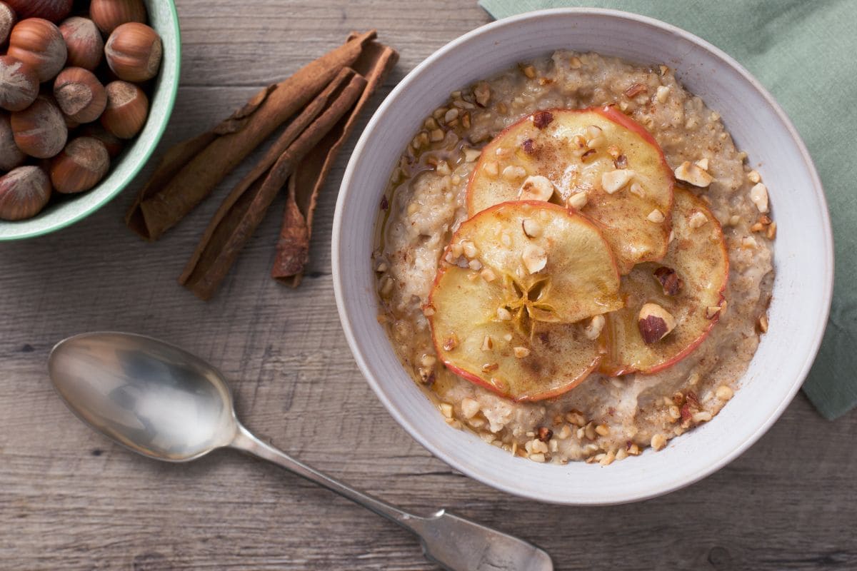 Porridge mit Äpfeln und Haselnüssen