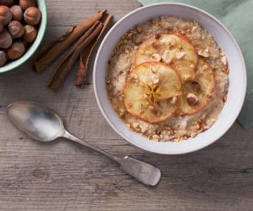 Porridge mit Äpfeln und Haselnüssen