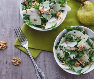 Rucolasalat mit Birnen, Parmesan und Walnüssen