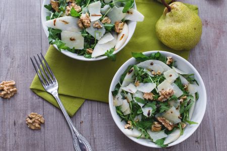 Rucolasalat mit Birnen, Parmesan und Walnüssen