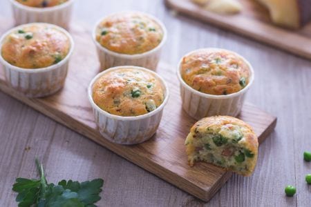 Herzhafte Muffins mit Erbsen und Schinken