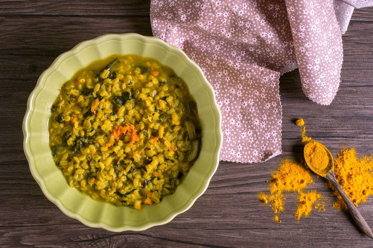 Gemüsesuppe mit Gerste und Kurkuma