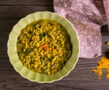 Gemüsesuppe mit Gerste und Kurkuma